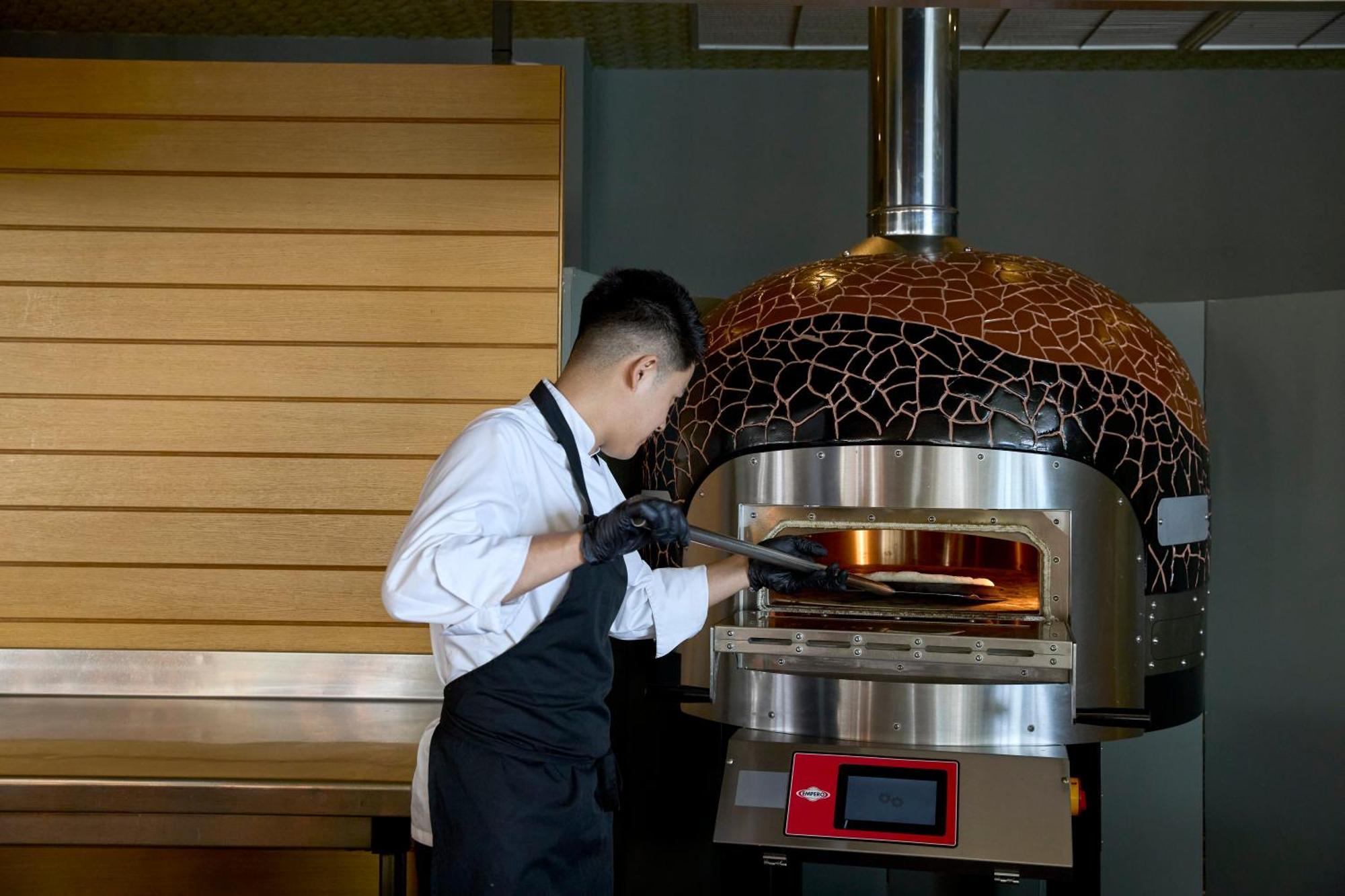 โดลเช บาย วินด์แฮม อัตติกา ริเวียรา Hotel วราโวนา ภายนอก รูปภาพ A pizzaiolo in action